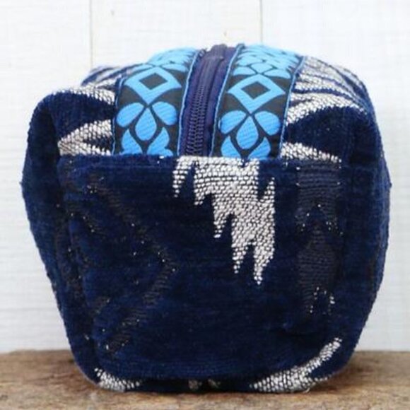 LOVESTITCH Blue embroidered Velveteen Origami Bohemian zippered Makeup Bag NWT - Picture 4 of 7